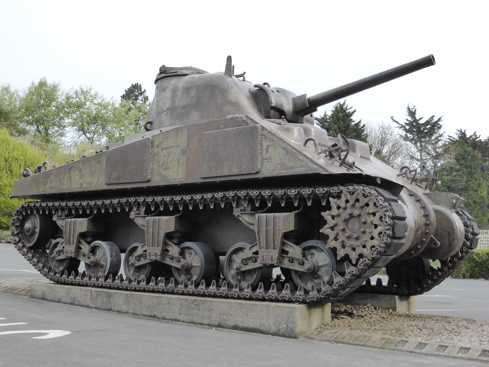 The Museum Musée Mémorial D Omaha Beachmusée Beach Char Sherman Musée Mémorial Omaha Beach Extérieur